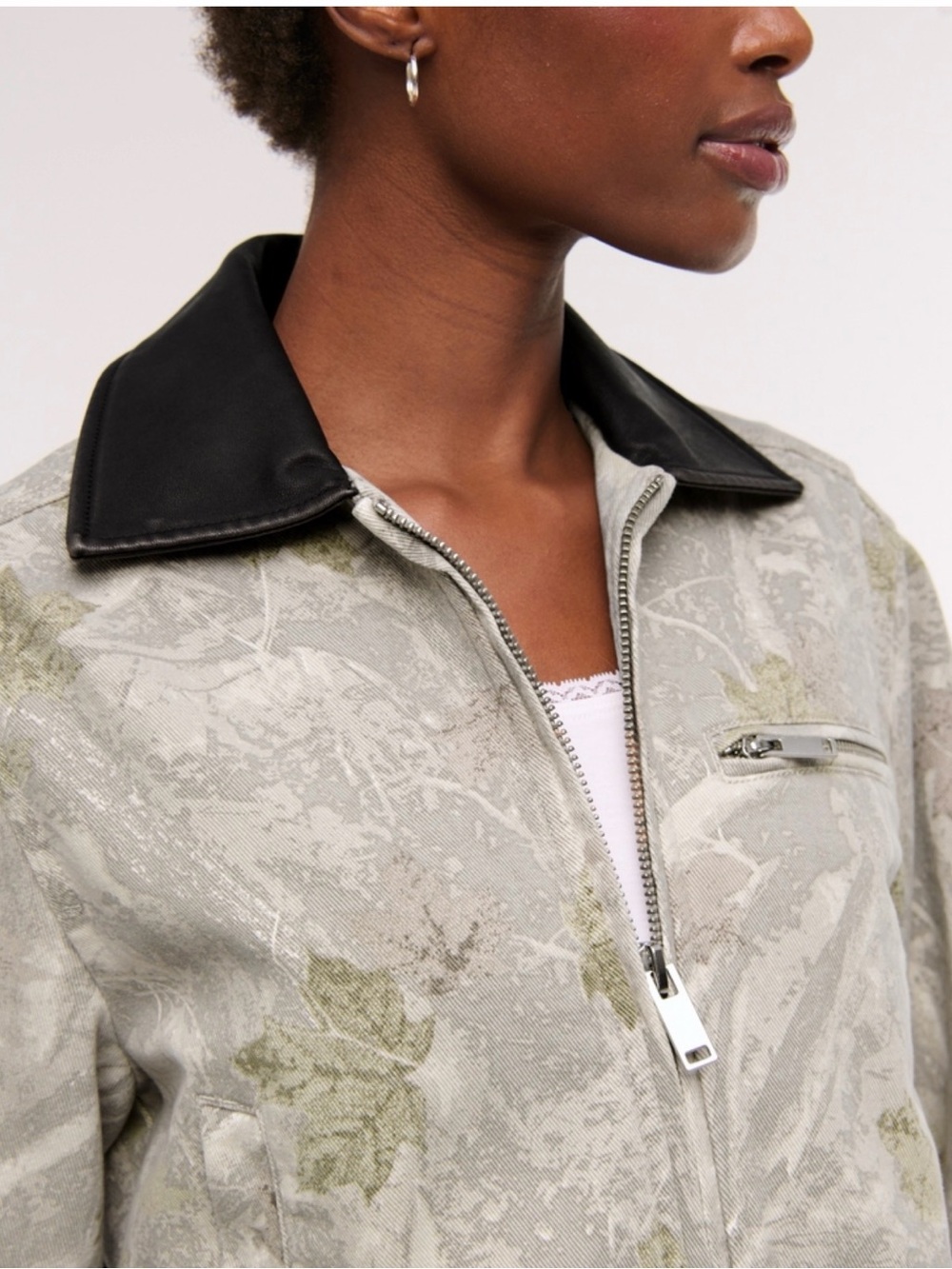 Abercrombie & Fitch Cropped Light Camo Trucker Jacket - Picture 2 of 4